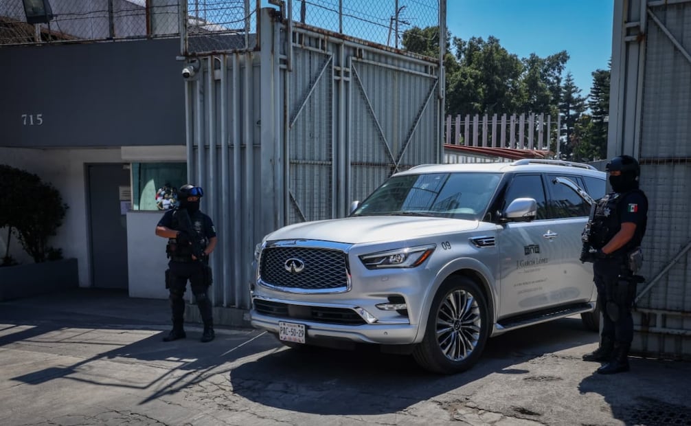 Carrozas fúnebres presuntamente con los restos de Nemesio Oseguera "El Mencho", salen de la FGR. Foto: Luis Camacho/ EL UNIVERSAL