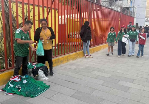 Los vendedores ofertan sus productos aún con la presencia de elementos de seguridad pública. Foto: Laura Arana / EL UNIVERSAL