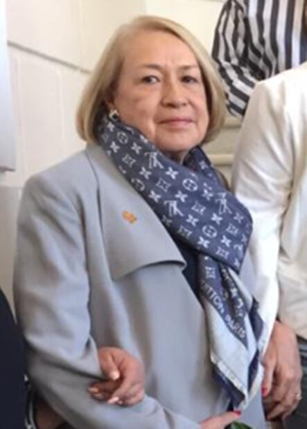 Critican mascada de diputada de Morena; fue un regalo, dice