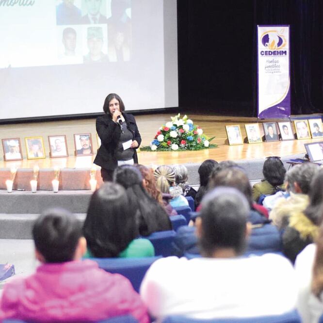 En una ceremonia privada, la fiscalía local entregó los restos óseos de 15 personas. Con la fotografía de sus seres queridos y una flor en mano, los familiares de las víctimas tuvieron un acercamiento a los restos para después enterrarlos. ESPECIAL