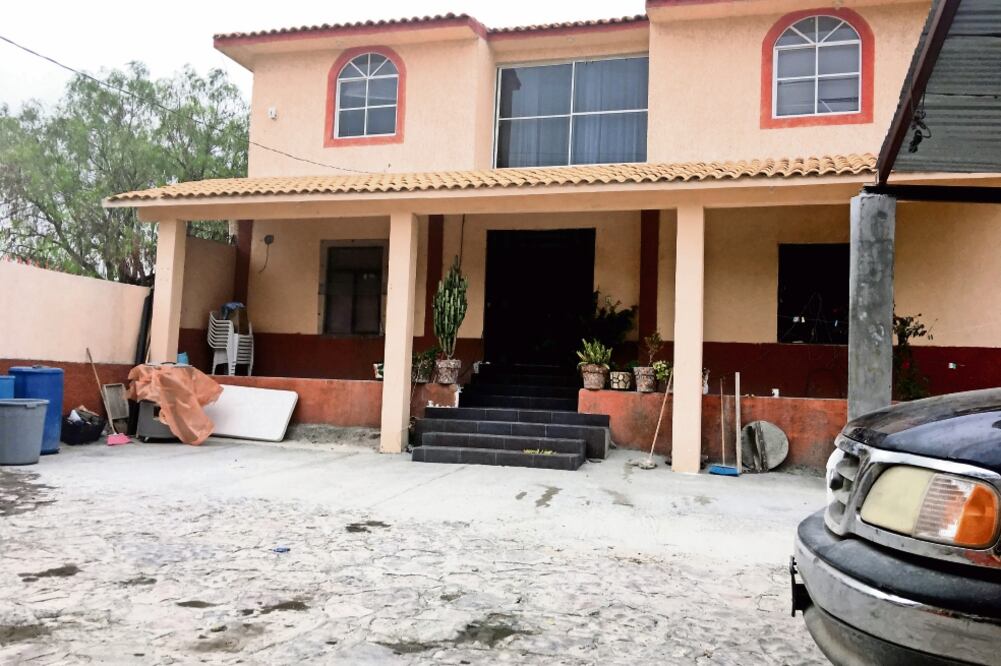 En un poblado sin banquetas ni drenaje, la casa de Rubí, de dos pisos, llama la atención. Desde el exterior es visible un corral de chivas y tres camionetas (FOTO: XÓCHITL ÁLVAREZ. EL UNIVERSAL)