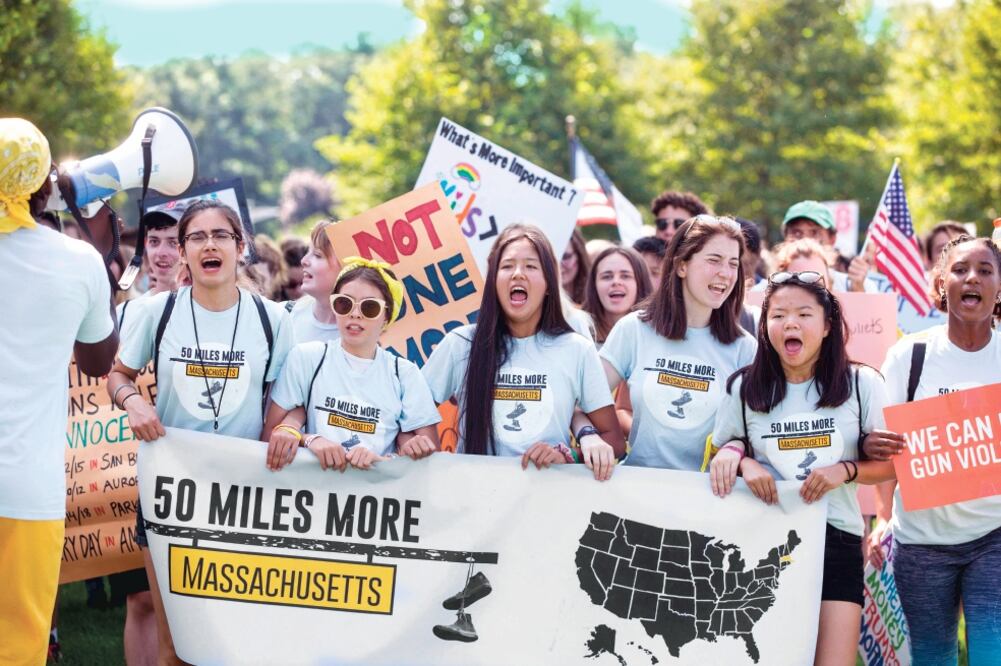 Decenas de jóvenes llegaron ayer la fábrica de Smith and Wesson, en Springfield, tras una marcha de cuatro días por Massachusetts (SCOTT EISEN. AFP)