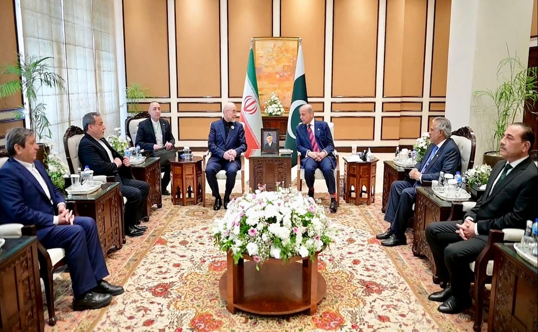 El primer ministro paquistaní, Shehbaz Sharif, sostuvo un encuentro con la delegación iraní liderada por el presidente del Parlamento, Mohamad Baqer Qalibaf. Foto: AFP