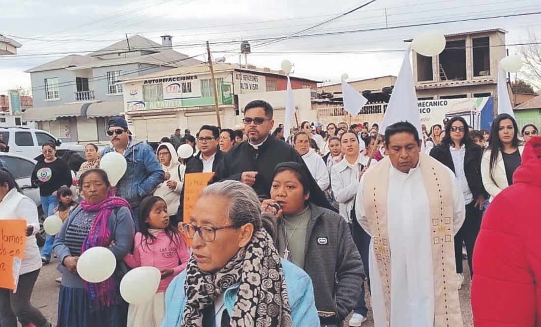 Habitantes de Guachochi y autoridades eclesiáticas participaron en una manifestación pacífica cerrando negocios para exigir el cese de la violencia. Foto Especial