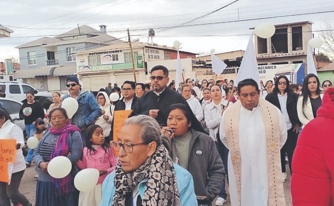Habitantes de Guachochi y autoridades eclesiáticas participaron en una manifestación pacífica cerrando negocios para exigir el cese de la violencia. Foto Especial