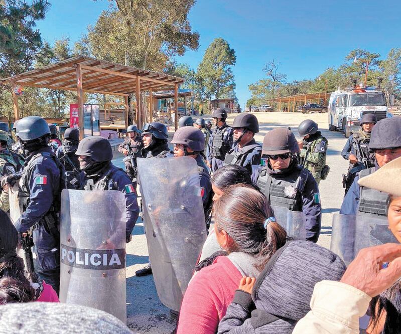 Elementos de la Guardia Nacional y la policía estatal fueron recibidos por los habitantes de Yaitepecco. Foto: CORTESÍA