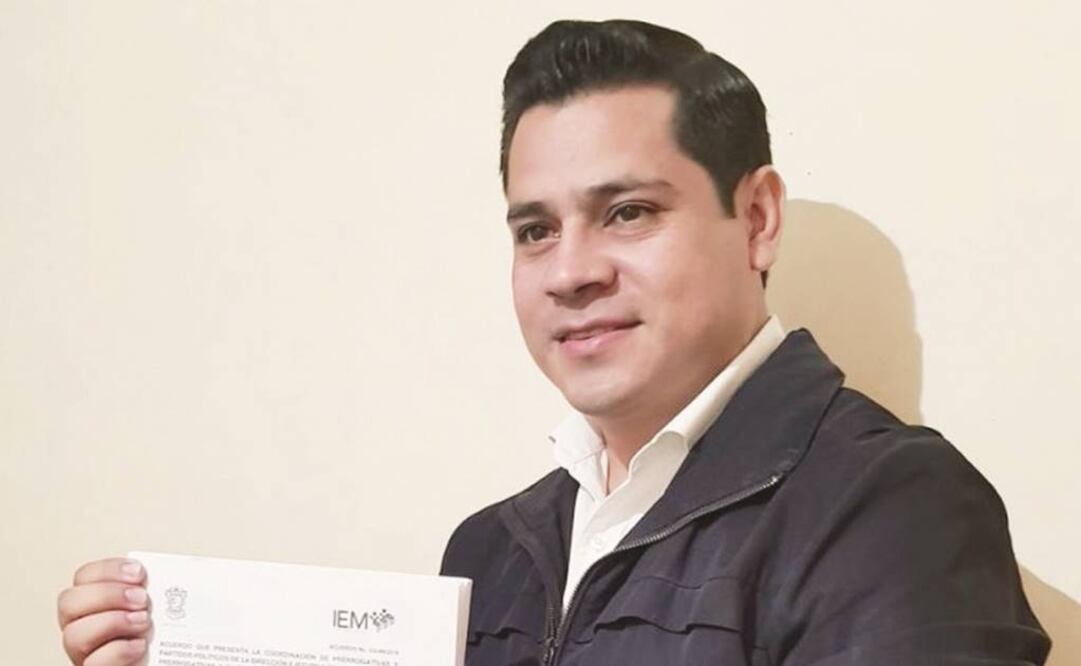 Carrera . Omar Gómez Lucatero, aspirante independiente a la alcaldía de Aguililla, recibió su constancia como candidato el 18 de enero pasado (TOMADA DE FACEBOOK)