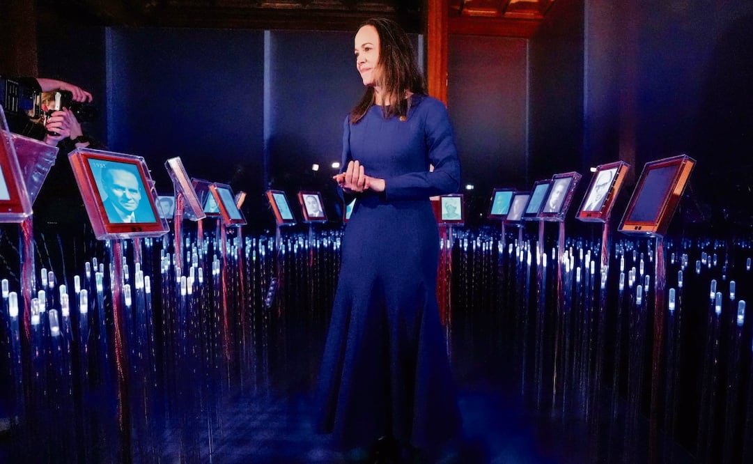 La ganadora del Premio Nobel de la Paz, María Corina Machado, junto a fotografías de antiguos ganadores del galardón en el Centro Nobel de la Paz en Oslo. Foto: Lise Åserud / AFP