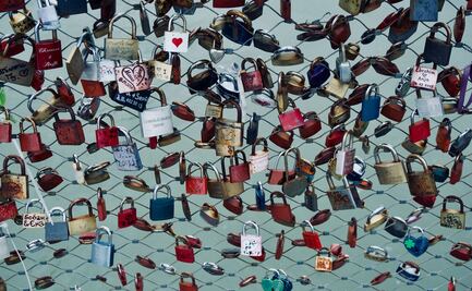 Video: Mujer viaja miles de kilómetros para romper candado en puente con su "ex"