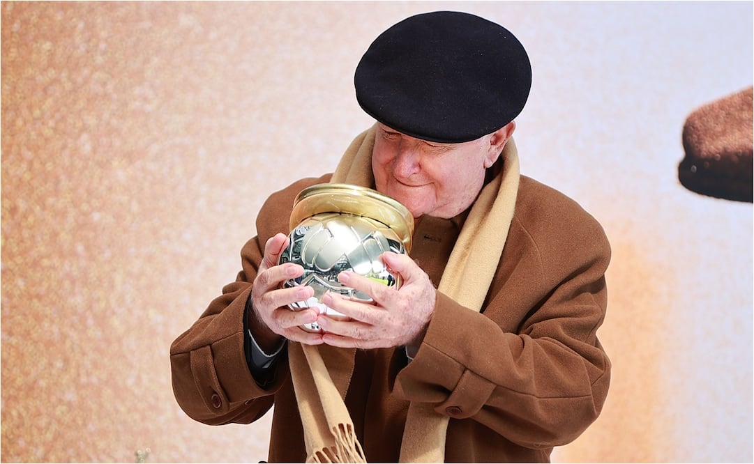 Manuel Lapuente fue homenajeado en 2023 por la FMF. FOTO: IMAGO7