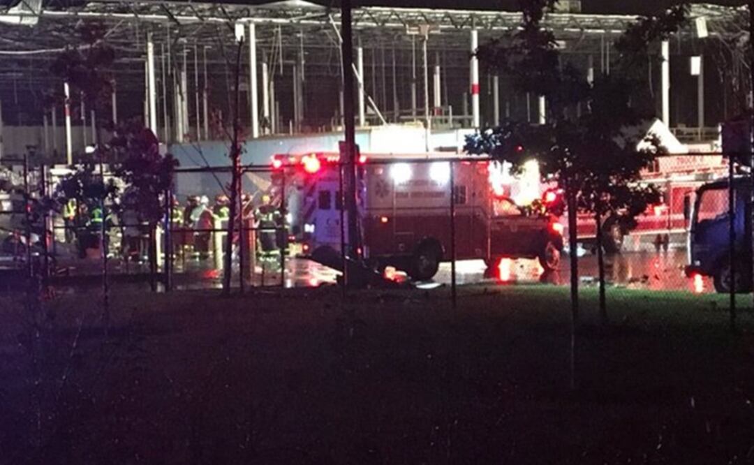 Tras la caída de la pared, fuertes vientos arrastraron a la calle papeles y otros materiales ligeros que se encontraban en el interior. Foto: Notimex