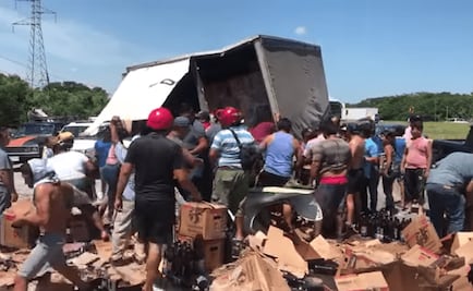 Rapiña de cerveza al volcarse un camión en Campeche