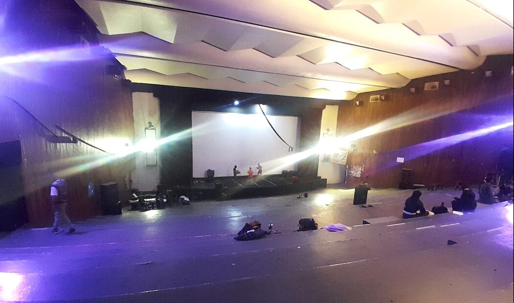 Sin butacas, con humedad y en un avanzado estado de deterioro se encuentra el auditorio llamado Che Guevara que se ubica a un costado de la Facultad de Filosofía y Letras en Ciudad Universitaria, el miércoles 19 de noviembre de 2025. Foto: Carlos Mejía/EL UNIVERSAL