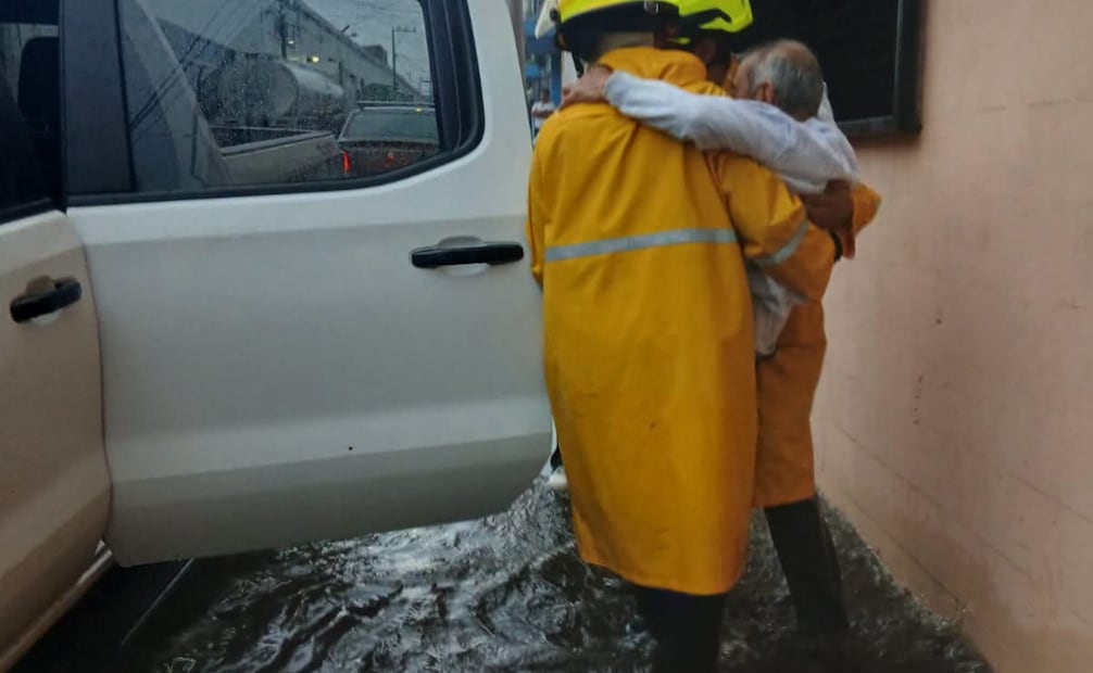 Tromba provoca inundaciones en Puebla; una mujer muere por caída de un árbol.
Foto: Especial.