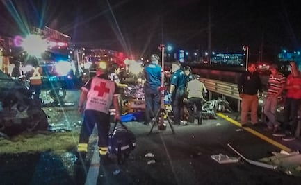 Mujer muere tras impactar su auto con camioneta abandonada; hay 9 heridos más