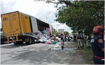Frenan rapiña de abarrotes que cayeron de tráiler en Anillo Periférico de Mérida, Yucatán