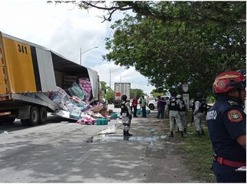 Frenan rapiña de abarrotes que cayeron de tráiler en Anillo Periférico de Mérida, Yucatán