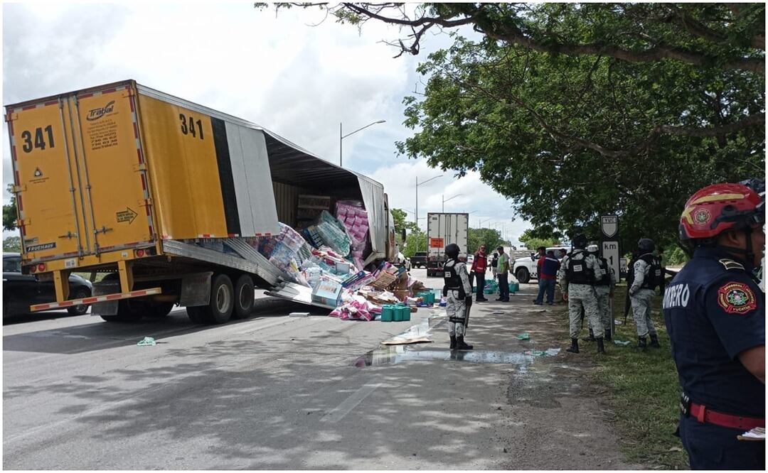 Se rompe caja de tráiler cargado con abarrotes y pobladores intentan saquear la mercancía en Yucatán. Foto: Especial