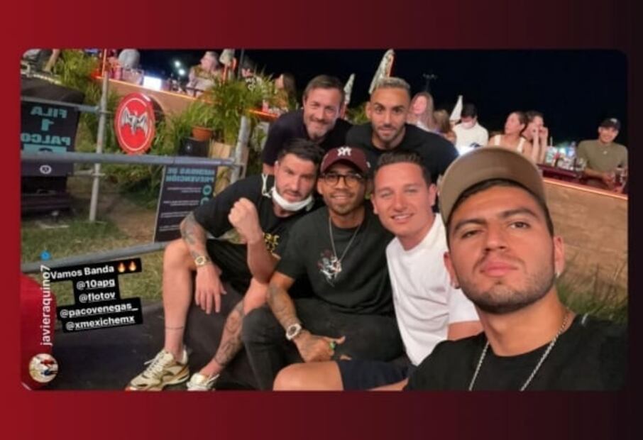 Jugadores de Tigres asisten a concierto y se toman foto con Christian Nodal