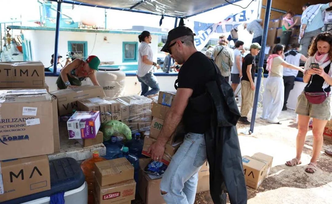 Fotografía de archivo de activistas subiendo ayuda humanitaria a un buque con destino a Cuba en Yucatán (México). Foto: EFE