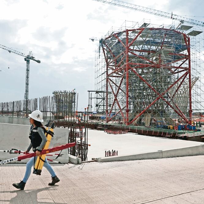 Adriana trabaja con el personal de limpieza del aeródromo en Texcoco desde hace tres meses. Se lastimó la espalda por levantar un bote pesado.