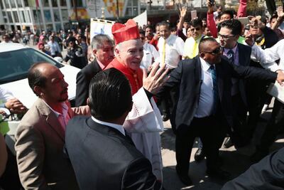 Reciben con campanadas y aplausos a Aguiar Retes en la Basílica