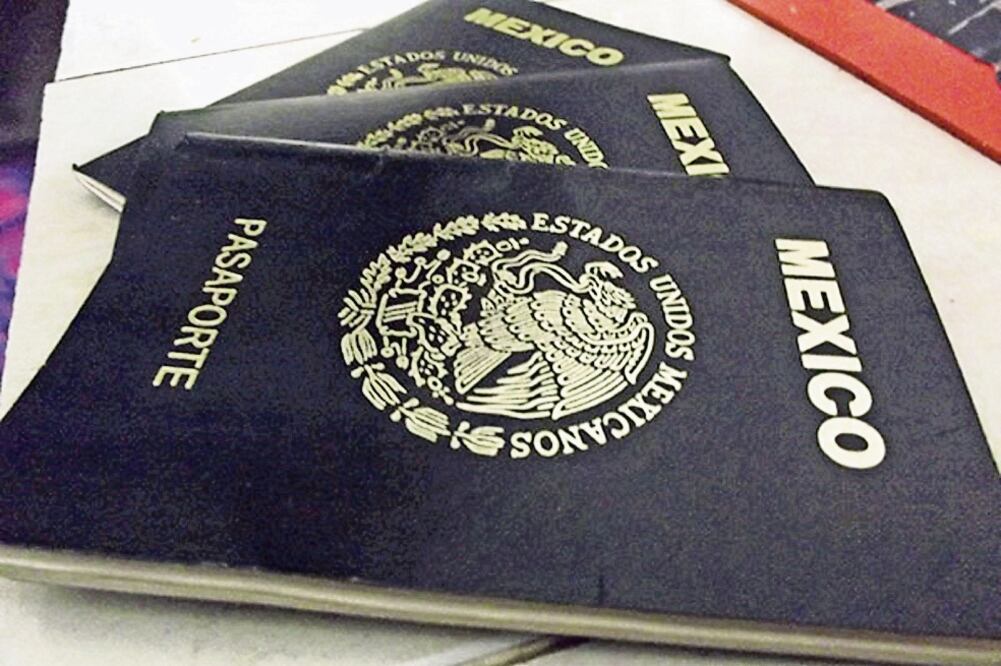 La Secretaría de Relaciones Exteriores asegura que la emisión de pasaportes está a 100%; subraya que se emiten 10 mil diarios, arriba del promedio del año pasado (ARCHIVO. EL UNIVERSAL)