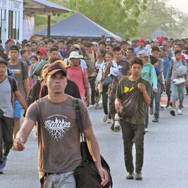 Reanudan caminata unos 3 mil migrantes