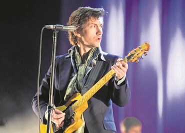 Arctic Monkeys coronan reencuentro rockero de ensueño