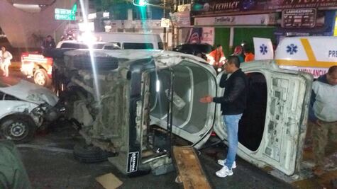 Volcadura de combi deja 2 muertos y 9 heridos en Naucalpan