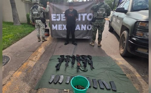 Enfrentamiento y persecución deja dos detenidos en Culiacán, Sinaloa; aseguran rifles, cargadores, cartuchos y un vehículo