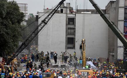 Rescatistas de Jalisco buscan víctimas por sismo en la CDMX 