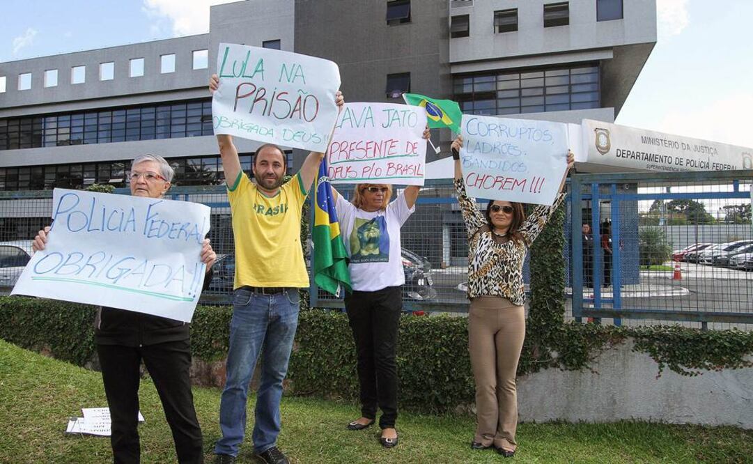 Manifestantes sostienen carteles a favor de la investigación policial contra el caso de corrupción Lava Jato. Foto: EFE