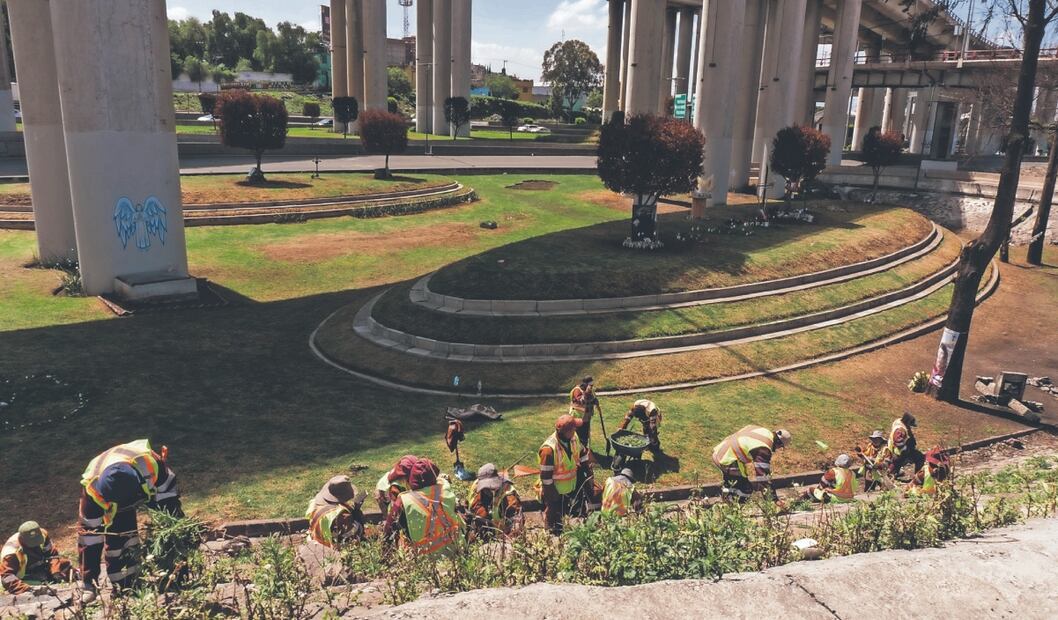 La grieta no se formó por la explosión de la pipa de gas y tampoco fue provocada por la construcción del puente, subrayó el director de Servicios Urbanos de Iztapalapa.  Fotos: de Osmar Alvarado