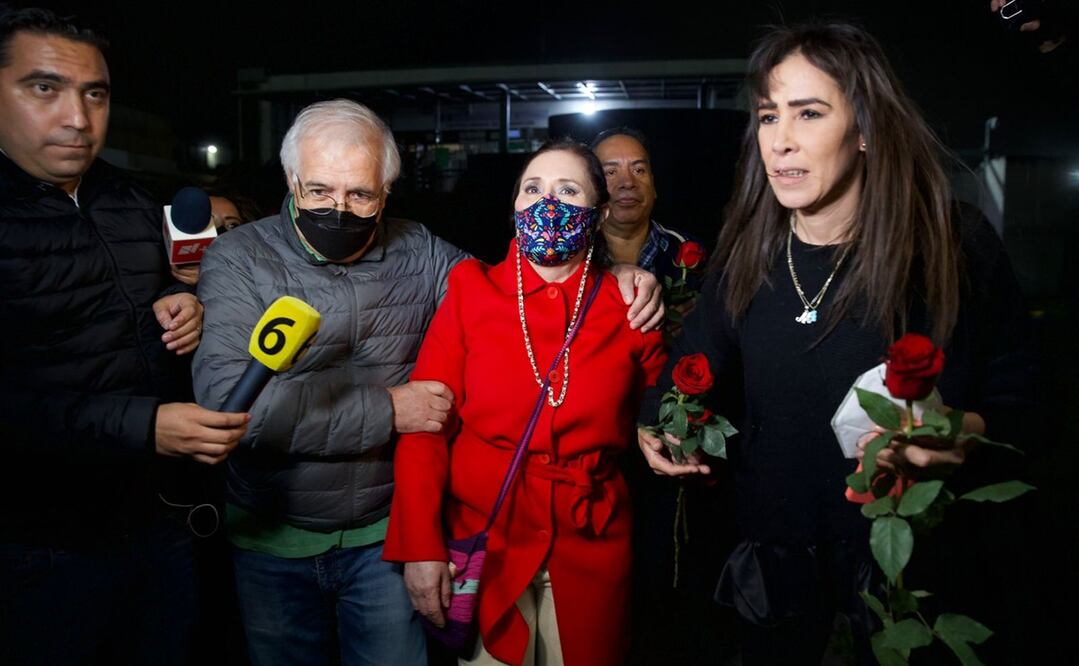 Mariana Moguel Robles, hija de Rosario Robles, acompaña a su mamá a la salida del penal de Santa Martha. Foto: Germán Espinosa/EL UNIVERSAL