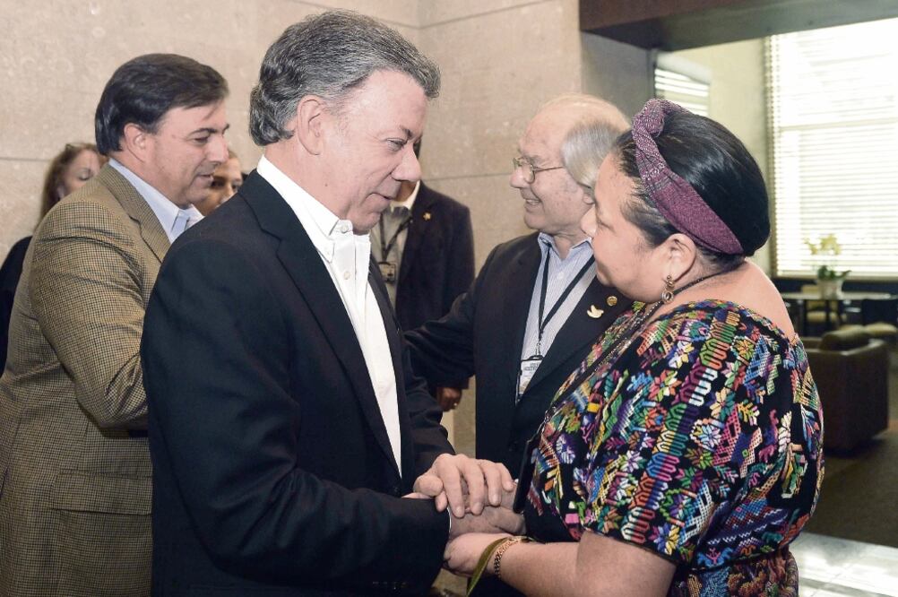 El presidente de Colombia, Juan Manuel Santos, saluda a la activista guatemalteca Rigoberta Menchú, quien forma parte de la Misión de Observación Internacional que acompaña la jornada del plebiscito de hoy (XINHUA)