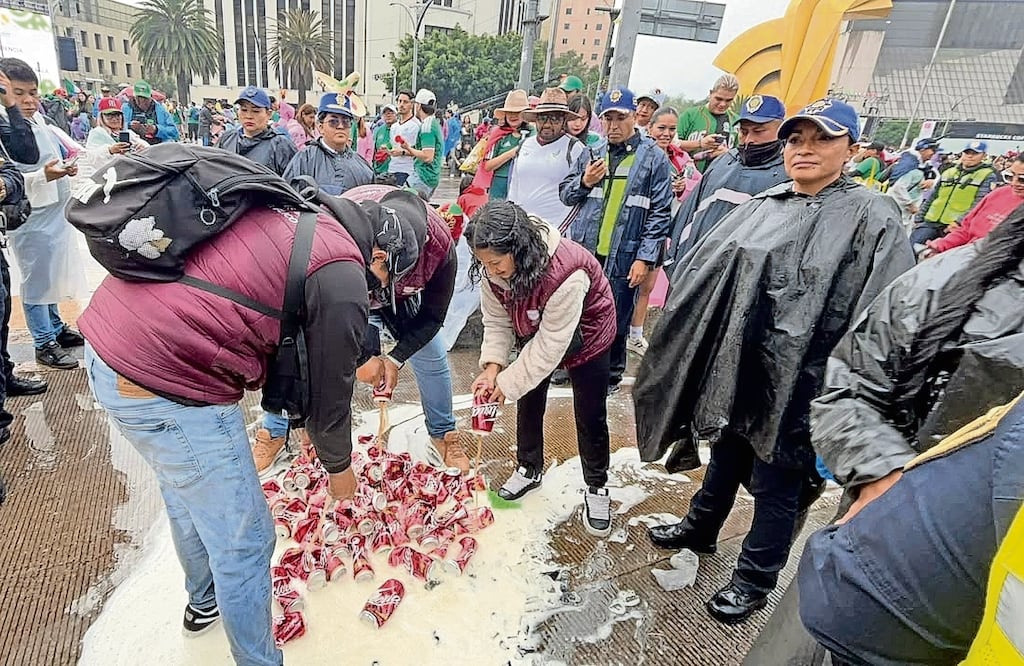 Autoridades capitalinas instalaron filtros y lograron decomisar 9 mil 269 latas de cerveza que destruyeron. Foto: Especial