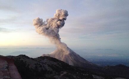 Volcán de Colima amanece con otra gran exhalación