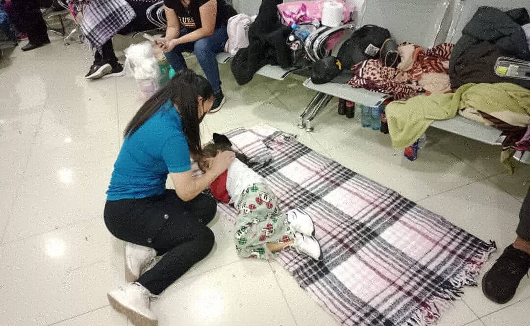 Pasajeros duermen en el piso, tras el cierre de aeropuertos en Sinaloa por la recaptura de Ovidio Guzmán. Foto: Especial.