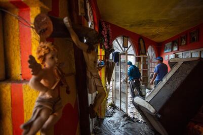 Intensifican búsqueda de madre e hijos tras inundación en Peribán