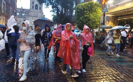 Desde combis y autobuses los trasladaron para ver a AMLO en el Zócalo