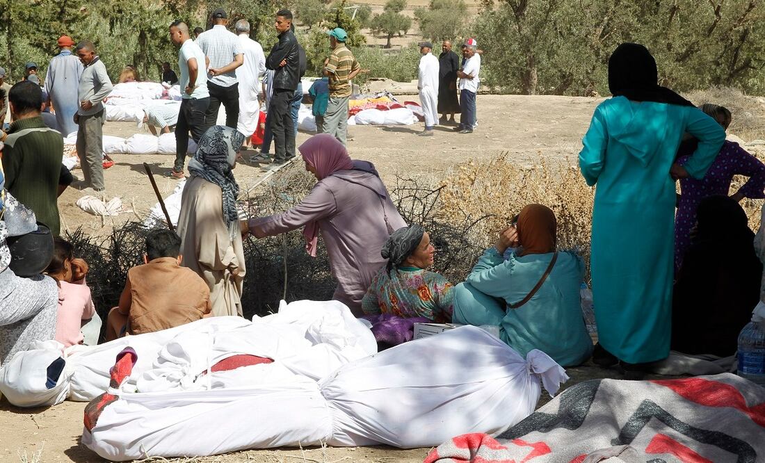 Varias personas entierran a sus fallecidos en la aldea de Tafagajt, en Marruecos, cerca del epicentro del devastador terremoto que ha dejado, hasta el momento, mil 37 muertos y mil 204 heridos. Foto: EFE