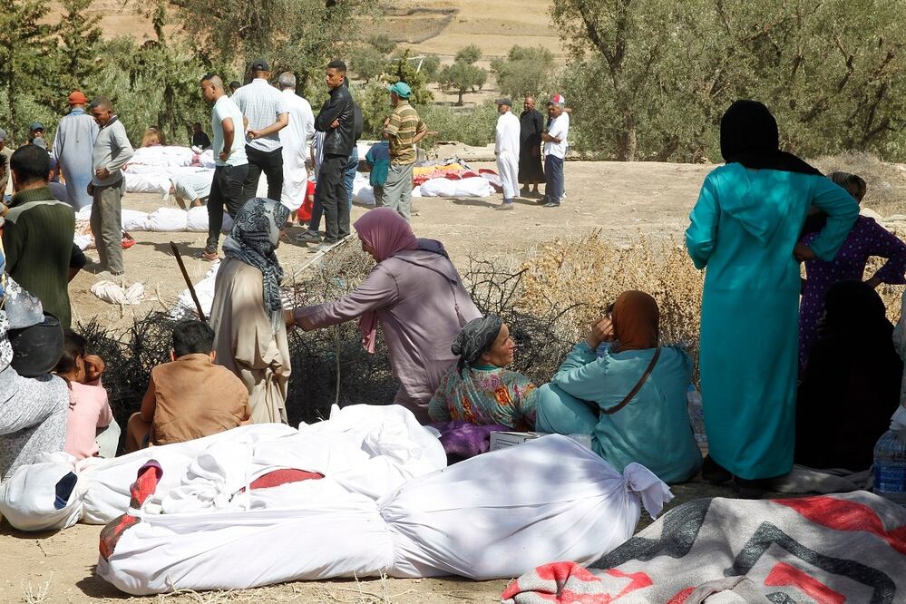 Varias personas entierran a sus fallecidos en la aldea de Tafagajt, en Marruecos, cerca del epicentro del devastador terremoto que ha dejado, hasta el momento, mil 37 muertos y mil 204 heridos. Foto: EFE
