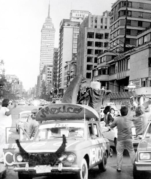 Un vehículo adornado con sombrero de palma y bigote avanza por Av. Juárez, luego de la victoria de México sobre Bélgica, el 3 de junio de 1986. Los coches fueron protagonistas de los alegres festejos mundialistas en la Ciudad de México hace 40 años. Foto: Archivo EL UNIVERSAL.