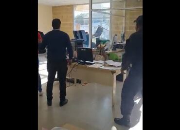 VIDEO: Detenido aprovecha descuido, amaga a personal y escapa de juzgado en Chapala, Jalisco