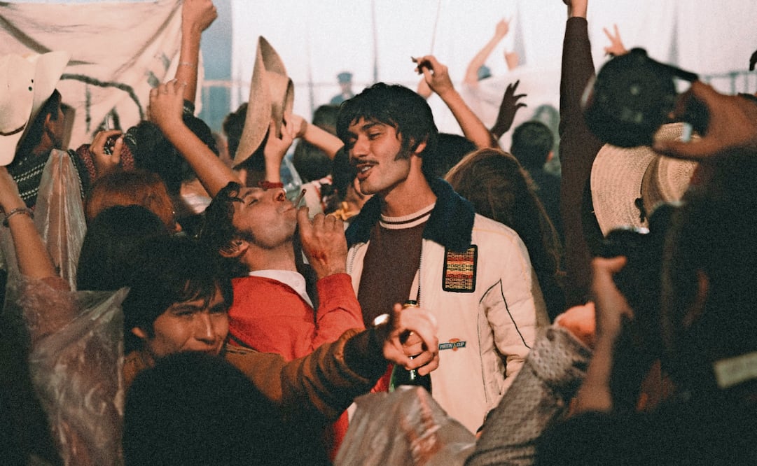 Mientras se cuenta la historia desde la comedia, lo caótico y frenético, se recuerda que los personajes están en 1971, estaba fresco el llamado halconazo, y aún así, dos jóvenes se atrevieron a organizar su evento masivo. Foto: Cinépolis Distribución