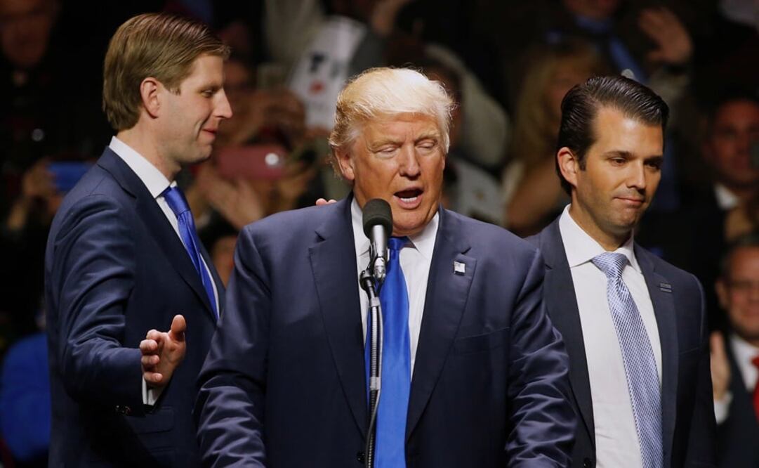Eric y Donald Jr. junto a su padre en un acto de campaña. (AP)