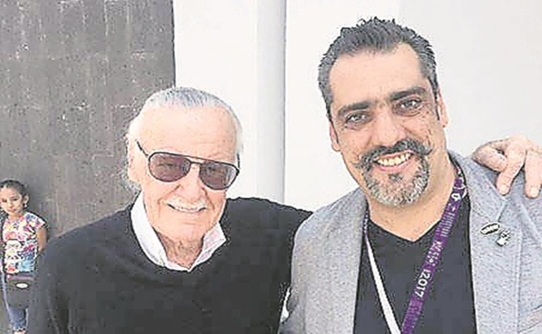 Stan Lee con Luis Gantús, director de la convención de cómics en el aeropuerto de Querétaro. (CORTESÍA CONQUE)