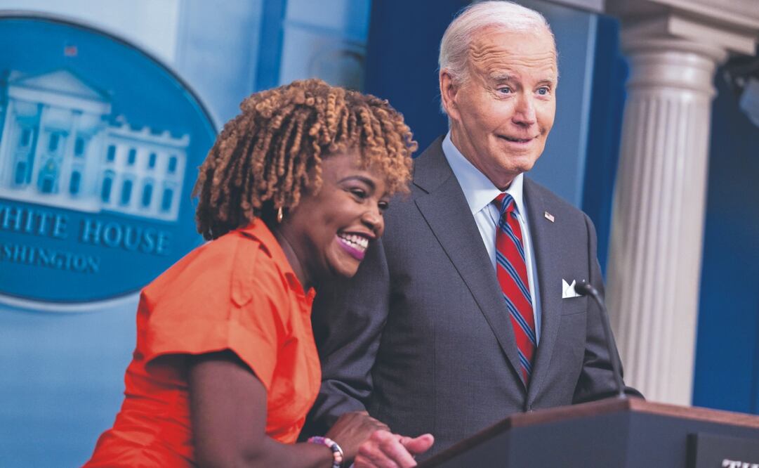 El presidente Joe Biden y la portavoz de la Casa Blanca, Karine Jean-Pierre, en la sala de prensa con periodistas. Foto: de EFE