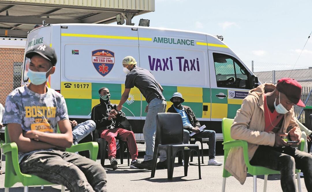 Ciudadanos esperan ser vacunados contra el coronavirus en Ciudad del Cabo, Sudáfrica. Foto: Nardus Engelbrecht. AP